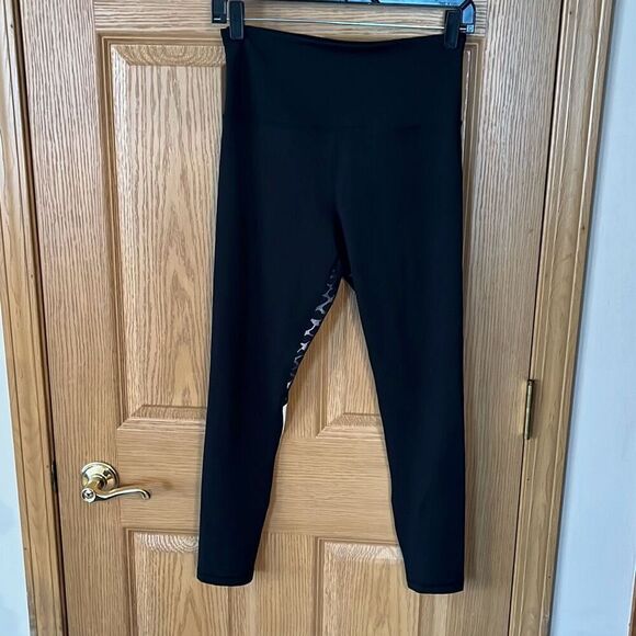 Zyia Black Leggings with Leopard Print Accent Size 6-8 - Picture 2 of 5